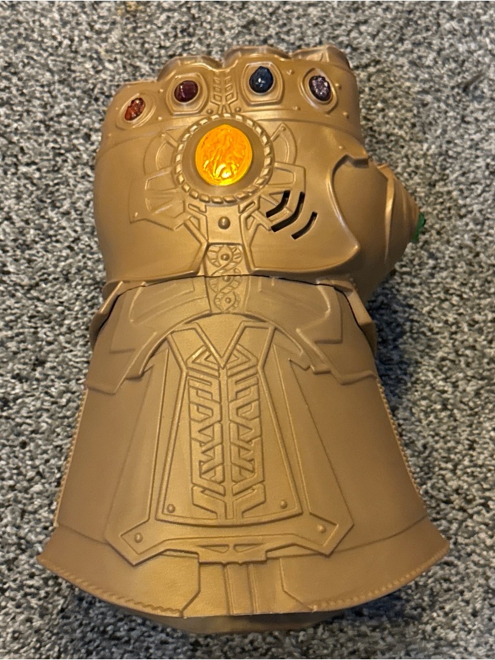Hasbro Marvel Avengers Infinity War Thanos Infinity Gauntlet Electric Fist Light